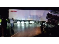 Burdur’da tır yol kenarındaki kayalara çarptı: 1 yaralı