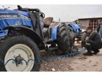 Enkaz altından çıkan traktörler, yüz binlerce liralık masrafla yeniden tarlaya dönüyor