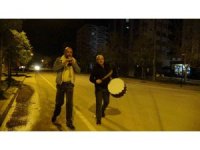 Adana sokakları Ramazan davulcuları ile renklendi