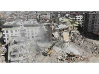 Hatay’da hasarlı binaların yıkımına devam ediliyor