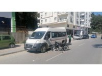 Otomobile çarpıp yola savruldular