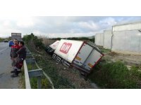 Zincir markete ait tır bariyerleri aşıp devrildi