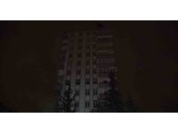 Kahramanmaraş’ta 11 katlı ağır hasarlı bina sallandı, ekipler alarma geçti