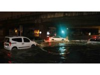 Adana’da gece bastıran sağanak yağış yolları göle çevirdi