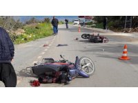 Motosikletler kafa kafaya çarpıştı: 3 yaralı