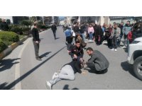 Antalya’da kamyonetin çarptığı anne ve oğlu yaralandı