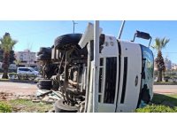 Sebze ve meyve yüklü tır devrildi, malzemeler yola saçıldı