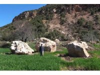 Depremin dehşet veren görüntüsü: Tarım arazilerine tonlarca ağırlığında kaya yağdı