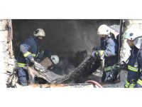 Metruk binadaki yangında evsiz adamın eşyaları küle döndü