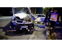 Otomobil karşı şeride geçip kamyonete çarptı: 1 ölü, 3 yaralı