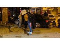 Otomobil iş yerine çarptı, o anlar kameraya yansıdı