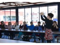 Mercek kursiyerleri işaret dili öğrenerek engelleri aşıyor
