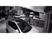 Sokakta gözüne kestitirdiği kedi kulübesini kucakladığı gibi kaçtı