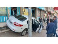 Sollamak isterken araca çarptı, kaldırıma çarparak durabildi