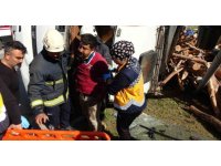 Antalya’da freni patlayan tomruk yüklü kamyon devrildi: 1 yaralı