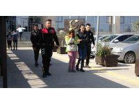 Balkona götürüp ’seni buradan atarım’ diyen kocasını bıçakladı