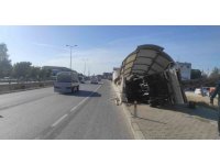 Kamyonet yaya alt geçidine girdi, sürücü ve arkadaşı hafif yaralandı