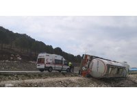 Burdur’da akaryakıt tankeri şarampole devrildi: 1 yaralı