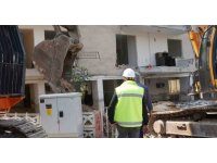 Mersin’deki riskli yapının yıkımına devam ediliyor