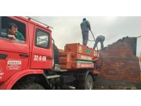 Köydeki ahır yangını güçlükle kontrol altına alındı