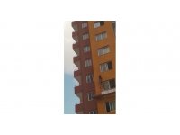 Askıda böyle kaldı: Güvenlik kemeri işçiyi ölümden kurtardı