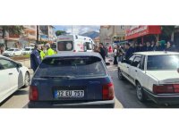 Burdur’da yolun karşısına geçmeye çalışan çocuğa otomobil çarptı, o anlar kamerada