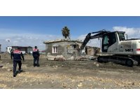 Karataş’ta kıyı şeridine kaçak inşa edilen barakalar yıkıldı