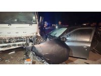 Otomobile çarpmamak için manevra yapan aracın vinçle çarpıştığı kaza kamerada: 2 ölü