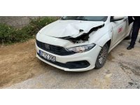 Devrilen iş makinesinin kepçesi otomobilin kaputunun üzerine düştü