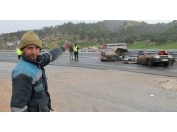 Kaza yapan otomobil ikiye bölündü