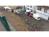 Depremden etkilenmeyen istinat duvarı yağmurda çöktü, araçlar hurdaya döndü