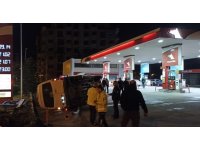 Hatay’da kontrolden çıkan minibüs benzin istasyonuna daldı