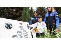 Şehit babasının mezarında dua etti, mezar taşındaki fotoğrafını okşadı