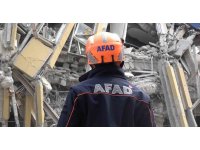 Ölüme ramak kala: 4 katlı bina çöktü, 3 kişi  son anda kurtuldu