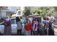 3 katlı binada başlayan yangından çatıya kaçarak kurtuldular