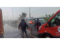 Seyir halindeki kamyonette çıkan yangını itfaiye söndürdü