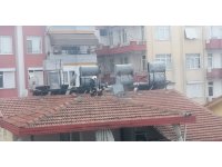 Manavgat’ta 3 katlı binanın çatısında çıkan baca yangını korkuttu