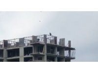 İnşat işçisinin tehlikeli anları kamerada