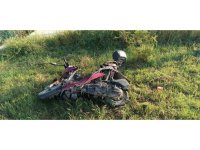 Kaldırıma çıkan otomobil ters yönden gelen motosikletle çarpıştı