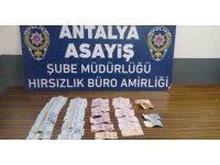 Oyaladıkları taksicinin cebinden para çalan 3 şüpheli yakalandı