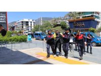 Göçmen kaçakçılarından gazetecilere "Terörist mi çekiyorsunuz" tepkisi