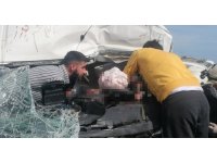 Kamyona arkadan çarpıp sıkışan sürücü için can pazarı kuruldu