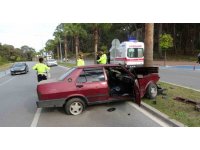 Palmiyeye çarpan otomobil hurdaya döndü, sürücüsü kazayı hafif yaralı atlattı