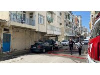 Park halindeki otomobilin motor kısmı tamamen yandı