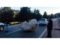 Tonlarca ağırlığındaki kaya yola yuvarlandı