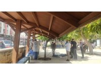 Ölüm cami avlusunda yakaladı