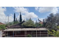 Antalya’da müstakil ev alevlere teslim oldu