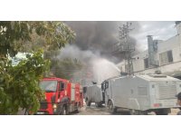 Mobilya atölyesinde yangın, ekipler müdahale ediyor