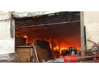 Mobilya atölyesinde başlayan yangın iki atölyeye daha sıçradı