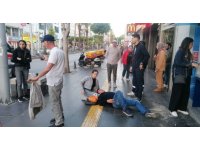 Kazada yaralanan adamı acı içerisinde gören genç kız, bir an olsun başından ayrılmadı